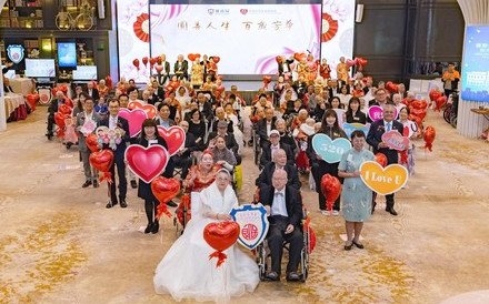 (Chinese Only)保良局舉辦「八千歲百人長者婚宴」 長者「新人」披禮服嫁衣 補白人生歲月故事
