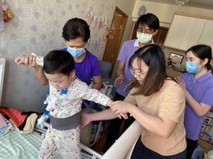 嵐嵐在保良局曹金霖幼兒學習中心職員的協助下訓練大肌肉。