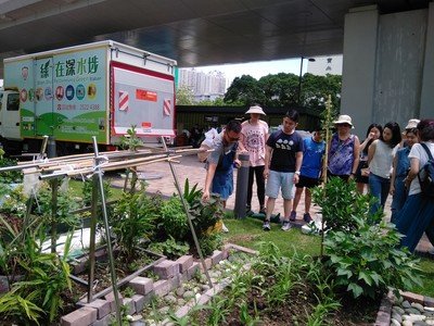 Staff introducing the garden in Sham Shui Po Community Green Station and organic farming to the visitors
