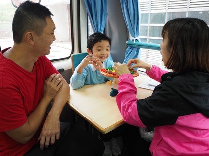 特殊幼儿工作员会透过游戏与有特殊教育需要的小朋友进行专业训练，更欢迎家长观课学习个中技巧。