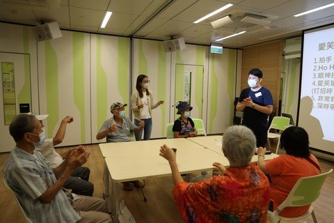 Students from the faculty of social work received their internship training in elderly service units to learn for the skills of getting along with the elderly