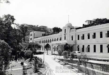 中座大樓1950年代的樣貌。相中左邊處為1956年落成之四層高的嬰兒園及婦女宿舍。