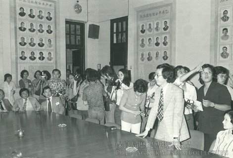 1976年，当年总理举行粤剧义演，并於会议室内招待各界传媒。