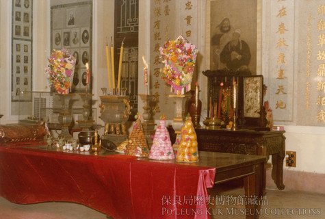 1978年關帝誕所預備的祭具及祭品，中間的香爐五供自1896年起沿用，為局內最具歷史的文物之一。