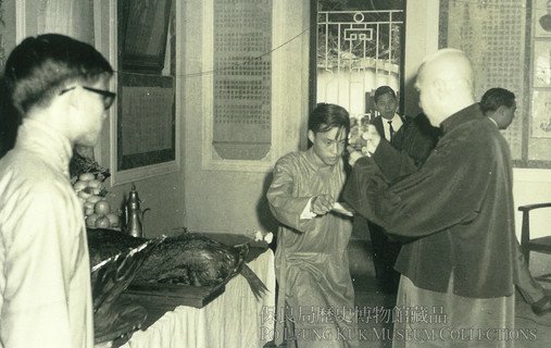 1967年，本局隆重舉行關帝誕，邀請各界參與。相中可見當年顧問鄧肇堅爵士以主祭人身份主持儀式。