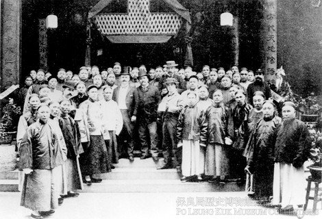 1896年，保良局於普仁街新局址舉行開幕典禮。相片中間的西裝人士分別為總登記官駱克爵士（左）及立法局非官守議員何啟爵士（中）。