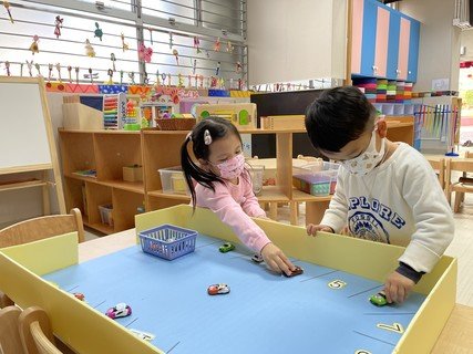 幼兒園以感官探索啟迪創意為教學理念，提供適切且均衡的課程及學習活動，透過推行主題教學，讓幼兒建構知識。