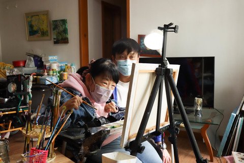 KoKo對藝術有濃厚的興趣，後來更成為了香港展能藝術家。(Chinese Only)