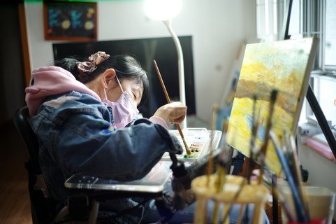 KoKo專注地畫畫，每次都能畫上兩、三小時。 (Chinese Only)