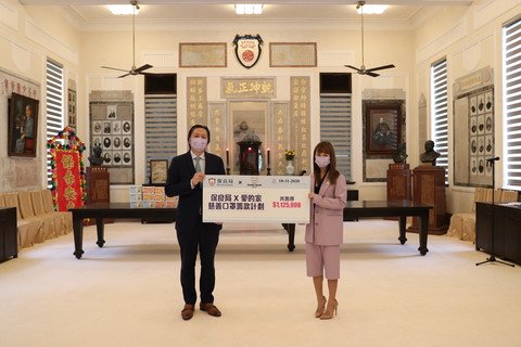 愛的家創辦人鍾銘思小姐與本局陳正欣副主席主持善款公佈儀式（善款數字為截至二零二零年十月收益）。