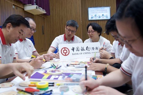 中國銀行（香港）青少年專業義工隊在服務分享會中參與正向手作體驗活動。