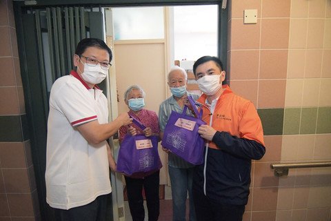 Mr SUN Yu, Vice Chairman and Chief Executive of Bank of China (Hong Kong) (left) led a team of 150 BOCHK volunteers to assemble gift packs and visit elderly with Chairman L LAM during the Mid-Autumn Festival.