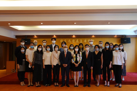Representatives of Lee Hysan Foundation, Chow Tai Fook Charity Foundation and Bei Shan Tang Foundation met with representatives of the Kuk to exchange their insights on positive education.