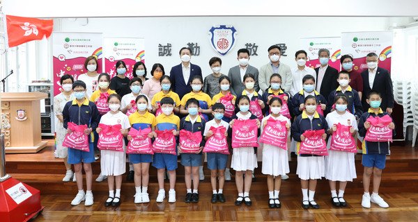 行政长官联同「青少年抗疫连线」到访保良局学校，向恢复面授复课的学童派发防疫物资及关怀学生情况。