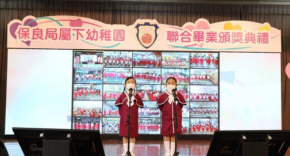 由两位毕业生代表领唱，所有学生线上线下合唱毕业歌。