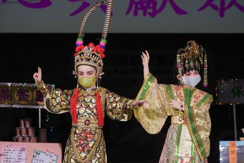 活動其中一個表演項目，是由住宿兒童展示具有香港特色的非物質文化遺產，圖中的兩位兒童更以粵劇造型在台上表演。