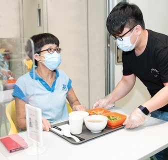 順豐香港義工隊親身到訪深水埗區議會保良局石硤尾社區服務中心，為有需要人士送上營養熱餐。