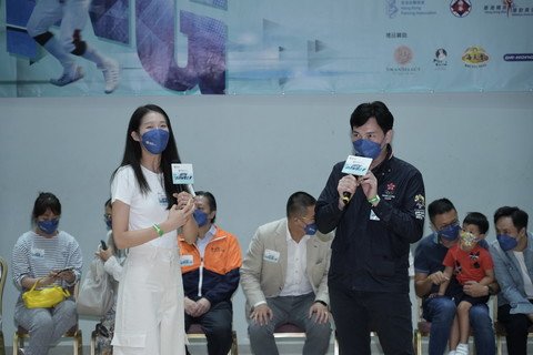 郑兆康总教练及江旻憓小姐互相交流剑击心得，勉励在场参赛者享受比赛过程。
