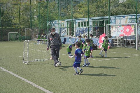保良局主席陈正欣博士, MH参与足球游戏，与学生打成一片。