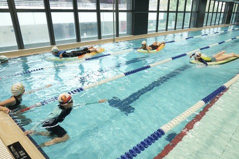 相片二及三：學生於泳池舉行接力比賽。