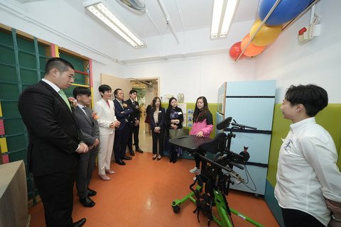 主礼团嘉宾参观保良局倪文玲(元朗)儿童发展中心，了解中心的服务及配套设施。
