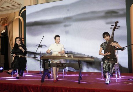 著名古筝演奏家邹伦伦博士(中)与中乐团的演奏表演。