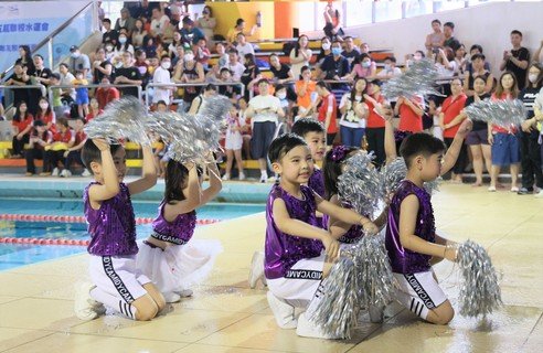 保良局郭羅桂珍幼稚園啦啦隊送上精彩表演，為各位參賽者加油打氣。