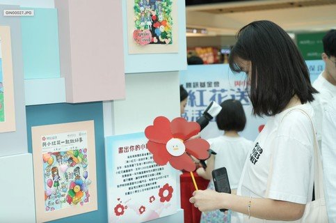 現場展示去年約6,000名保良局屬校小學生繪畫的「小紅花」畫作。