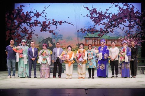 陈黎惠莲主席及各筹委会主席感谢盖鸣晖小姐和鸣芝声剧团一直支持保良局慈善工作。