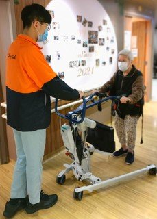 陈国浩任职见习健体导师时协助长者进行復康及认知训练，并运用乐龄科技产品为长者设计日间康乐活动。