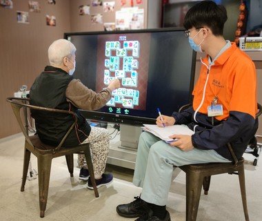 陳國浩任職見習健體導師時協助長者進行復康及認知訓練，並運用樂齡科技產品為長者設計日間康樂活動。