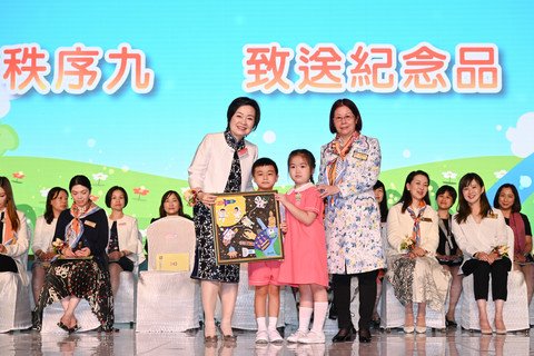 保良局陳黎惠蓮主席(右一)致送學生畫作紀念品予教育局蔡若蓮局長(左一)。