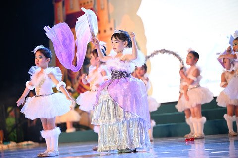 畢業學生以精采舞蹈及舞獅表演答謝師長三年的愛顧和教導。