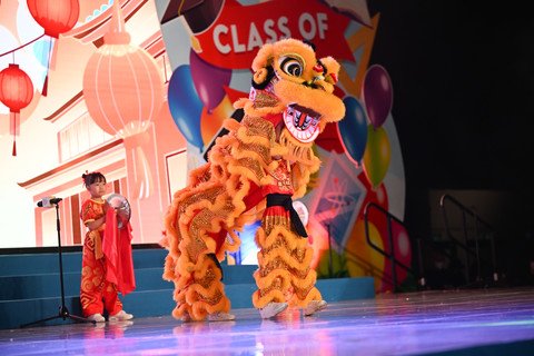 畢業學生以精采舞蹈及舞獅表演答謝師長三年的愛顧和教導。