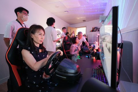 主禮團嘉賓參觀及體驗棨儀喜悦薈內各項為Young Old輕老族而設的活動設施，並與輕老族交流。