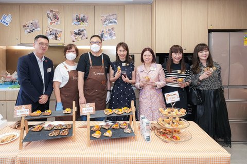 主禮團嘉賓參觀及體驗棨儀喜悦薈內各項為Young Old輕老族而設的活動設施，並與輕老族交流。