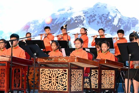 保良局小學聯校中樂團為典禮演奏多首悦耳樂曲。