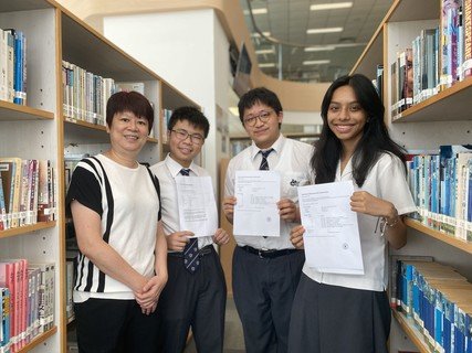 保良局屬校蔡繼有學校總校長莊美珍女士（左一）與「榜眼」田㦤祈（右一）、葉恩宇（右二）及「探花」林道安（左二）合照。