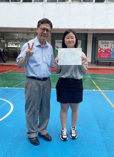 保良局第一張永慶中學陳芷晴同學考獲5科「5**」之佳績。該校一眾考獲佳績的學生與周楚成校長合照留念。
