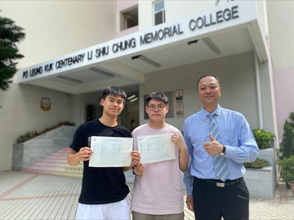 保良局百周年李兆忠紀念中學考獲5科「5**」的陳逸朗同學(中)及考獲4科「5**」的陳佑霆同學(左)與該校丁永興校長合照。
