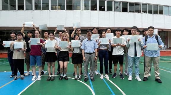 保良局第一張永慶中學陳芷晴同學考獲5科「5**」之佳績。該校一眾考獲佳績的學生與周楚成校長合照留念。
