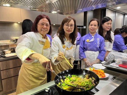 胡美卿福利专员（左二）及保良局陈黎惠莲主席（左一）体验下厨备餐过程，向一众厨师送上支持。