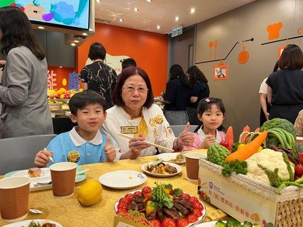 陳黎惠蓮主席與幼暨學童同枱用餐，歡聚交流。