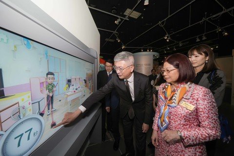 文化体育及旅游局刘震副局长及保良局陈黎惠莲主席到展览厅参观，体验互动游戏。