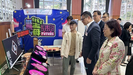 陳黎惠蓮主席、鄧炳強局長與青年人一起參與禁毒互動游戲，體驗創新的禁毒宣傳形式。