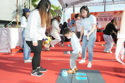參加者參與以學前幼兒發展為主題的親子競技及攤位活動。