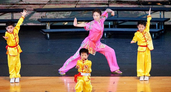 屬校幼小學生以武術、舞龍、鼓樂等表演，向公眾展示中華文化藝術的優越。