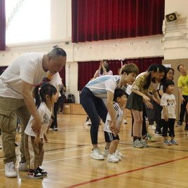 大家齊齊做熱身運動。