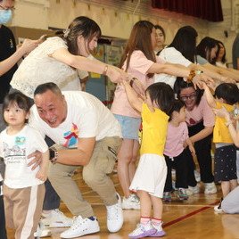 火車穿長山窿。