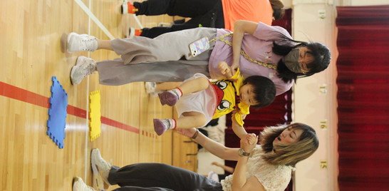 我們合作用地墊過河。